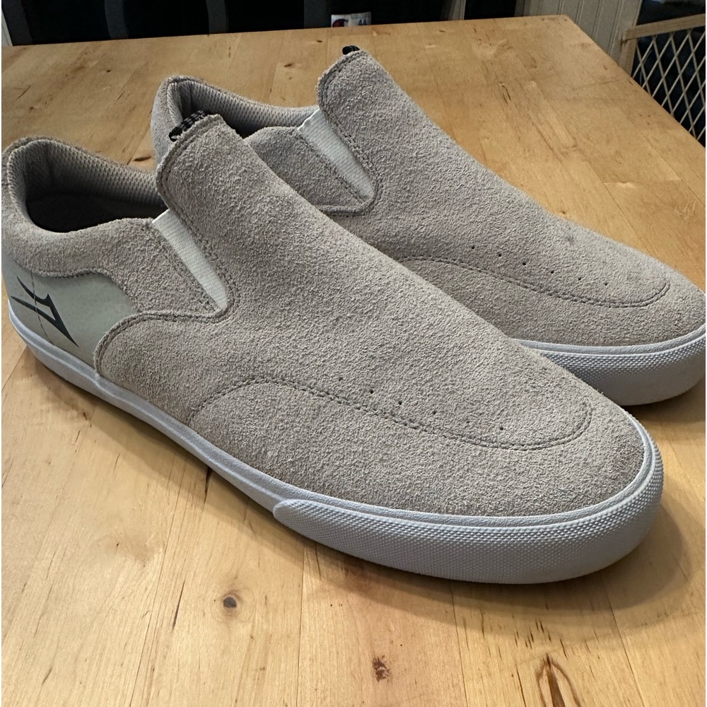 Lakai, suede tan, size 10 men’s slides. Super comfy & in great condition!!